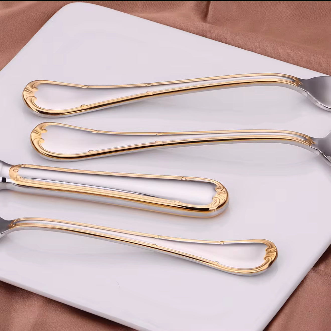 SARANDA 20-Piece Flatware Set – 18/10 Stainless Steel, Silver with Gold Trim